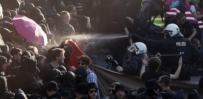 La policía emplea agua para disolver a los manifestantes.