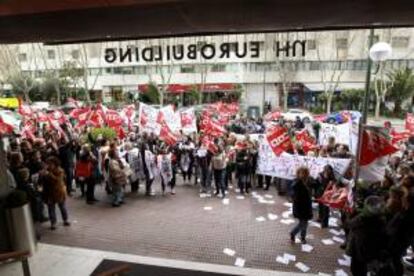 Un momento de la concentración que trabajadores de NH Hoteles han llevado a cabo hoy a las puertas de uno de los hoteles de la compañía en Madrid, en contra del Expediente de Regulación de Empleo (ERE) que ha planteado la empresa y que afecta en la capital a 325 trabajadores.