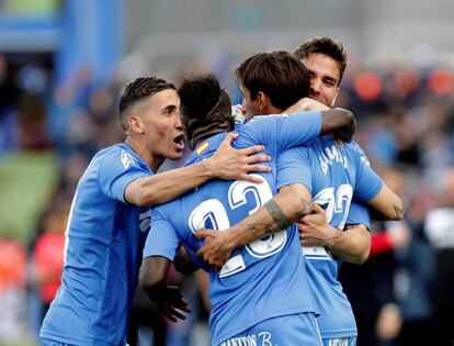 Los jugadores del Getafe celebran el gol de Damián. 