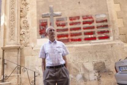 José Gallego, un grafitero de 72 años, destroza símbolos de la dictadura franquista en Aspe