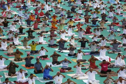 Participantes en una sesión multitudinaria de yoga en Ahmadabad (India), el 16 de junio de 2018.