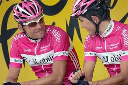 Jan Ullrich (a la izquierda) y Óscar Sevilla, antes de tomar la salida en una etapa del Tour de 2005.