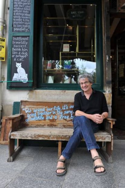 El científico Carlo Rovelli, en la puerta de la librería Shakespeare & Co. de París.