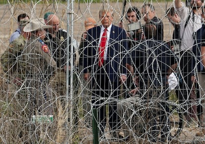 Donald Trump visita la frontera entre Estados Unidos y México en Eagle Pass, Texas, el 29 de febrero de 2024.