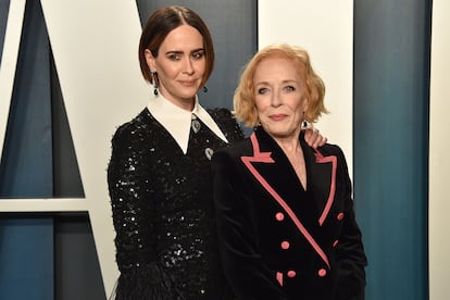 Sarah Paulson y Holland Taylor

La conformada por las actrices de American Horror Story y Dos hombres y medio –esta 32 años mayor que su compañera–, es una de las parejas referentes de la comunidad LGTB en Hollywood desde 2015. Paulson confesó que el flirteo entre ellas comenzó en la red social Twitter, cuando ambas estaban inmersas en otras relaciones. “Ella es lo más bonito y extraordinario que me podía haber sucedido en la vida”, dijo Taylor, de 77 años.