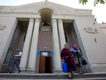 La gente sale de una mesa electoral durante unas elecciones de la aldea de Etulia, en la Unidad Territorial Autónoma de Gagaúzia (Moldavia), en mayo de 2023.