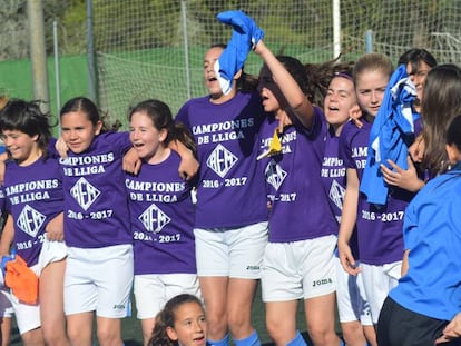 O time infantil do AEM de Lleida, formado por meninas, celebra o título da Liga.