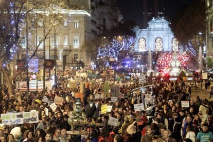 La marcha organizada ayer por el 15-M con el lema "Hemos perdido la inocencia", a su paso por la plaza de Cibeles.