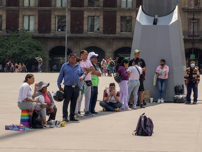 Un grupo de personas se resguarda del sol, en el Zócalo de Ciudad de México, el pasado 10 de junio.