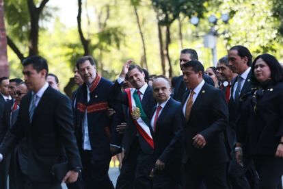 El presidente saliente, Enrique Peña Nieto (PRI), llega a la Cámara de Diputados acompañado por su comitiva.