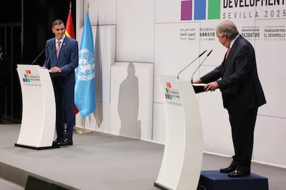 El presidente del Gobierno, Pedro Sánchez, y el secretario general de la ONU, António Gutierres, este lunes durante la rueda de prensa que han ofrecido en la cumbre de la ONU de Sevilla.