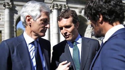 Adolfo Suárez Illana (l) with PP leader Pablo Casado.