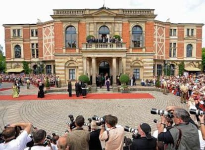 Llegada de invitados a la inauguración, el pasado viernes, del Festival de Bayreuth, abierto con la ópera <b><i>Parsifal.</b></i>