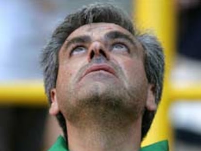 Un hincha portugués rezando.