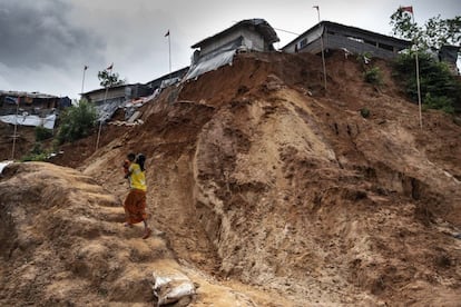 Una mujer accede a su vivienda en el campo de refugiados de Cox Baazar (Bangladesh), el 25 de junio de 2018.