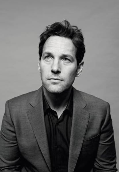 Paul Rudd posa con esa barba de dos días que ha hecho verter litros y litros de tinta y que podría resumirse en una palabra: pereza.