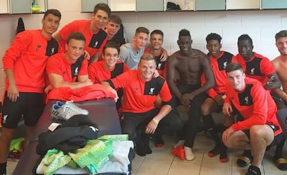 Balotelli com os reservas do Liverpool.