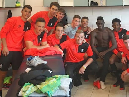 Balotelli com os reservas do Liverpool.