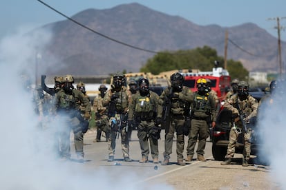 Los agentes migratorios lanzaron gas lacrimógeno y emplearon municiones no letales contra los manifestantes que se opusieron a las redadas.