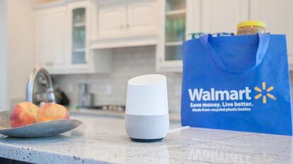 El asistente Google Home junto a una bolsa de Walmart en una imagen promocional.