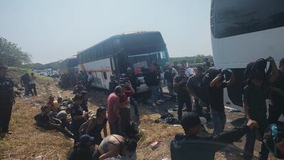 Migrantes en la autopista Minatitlán-Acayucan en Veracruz el 2 de mayo 2024.