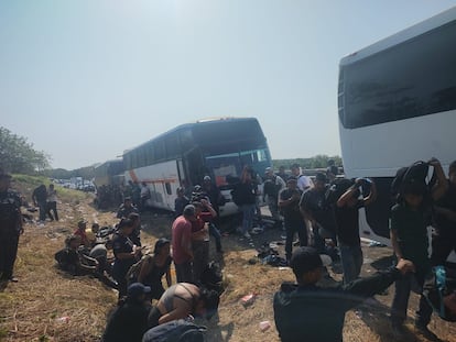 Migrantes en la autopista Minatitlán-Acayucan en Veracruz el 2 de mayo 2024.