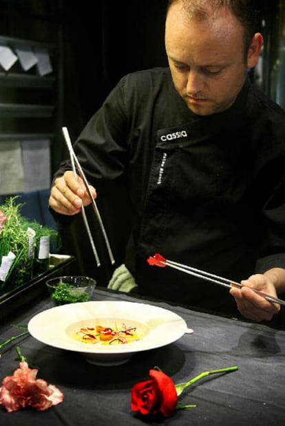 Mateu Blanc, <i>chef </i>del restaurante Cassia de Lleida, prepara un plato aderezado con flores.