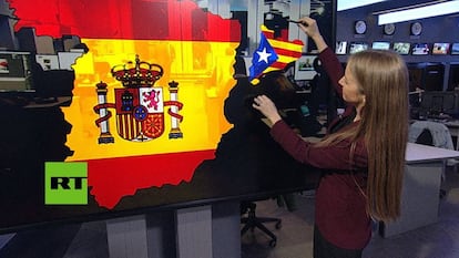 La presentadora de RT Inna Afinogenova, separando Cataluña de España en un gráfico.