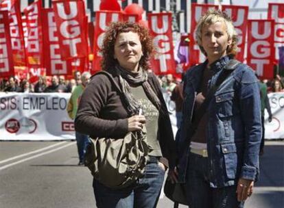 Chelo Peña y Marisa Bendicho, ante la manifestación del Primero de Mayo en Zaragoza.