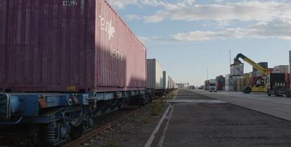 Tren de mercancías de Renfe en la terminal de Monzón (Huesca) para la carga de remolacha.