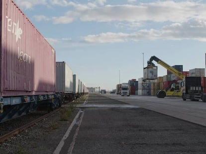 Tren de mercancías de Renfe en la terminal de Monzón (Huesca) para la carga de remolacha. 