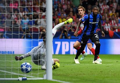 Antoine Griezmann del Atlético de Madrid marca el primer gol del partido.