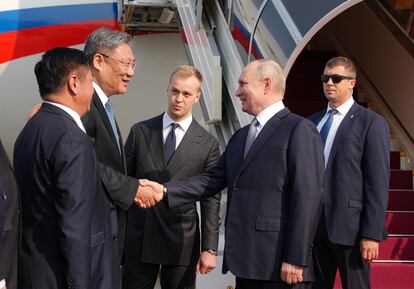 Russian President Vladimir Putin (r) arrives in Beijing, China, 17 October 2023.