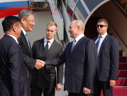 Russian President Vladimir Putin (r) arrives in Beijing, China, 17 October 2023.