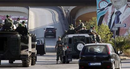 Tropas libanesas patrullan en Beirut la carretera del aeropuerto donde fueron secuestrados los dos pilotos turcos el 9 de agosto.