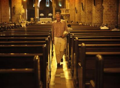 Fernando Vallejo, fotografiado en la catedral de Medellín, uno de los escenarios de su nuevo libro, <i>El don de la vida.</i>