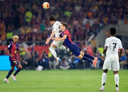 Fran García y Gavi luchan por el balón.