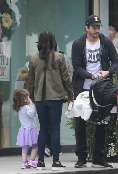 Ashton Kutcher, Mila Kunis y sus hijos.