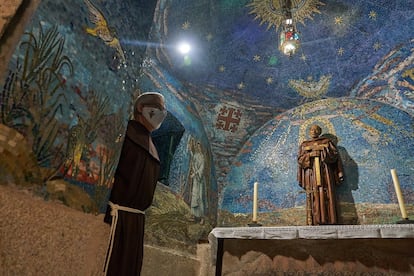 La pieza más grande del convento es la capilla de 6,25 metros cuadrados y 3,50 m. de altura. La artista Magdalena Leroux decoró sus paredes en 1962 al modo oriental con teselas de vidrio. La talla de San Pedro es del escultor Enrique Pérez.
