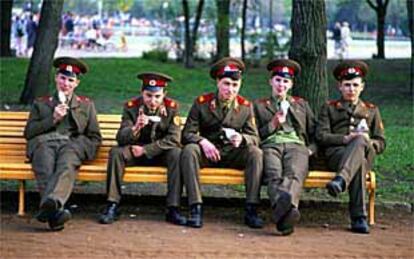 Un grupo de jóvenes soldados rusos descansa en un banco del parque Gorki de Moscú.