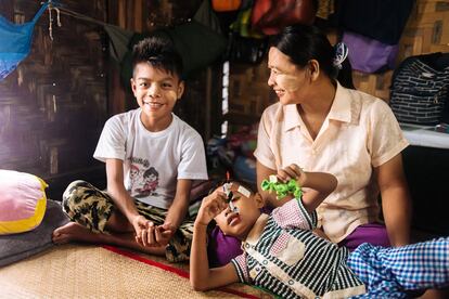 Thura Aung tiene 13 años. Él y su madre accedieron al tratamiento y al apoyo en las clínicas de IHC en Mandalay en 2005. Es un jugador de fútbol y un aficionado al Manchester United. Aspira a obtener un título universitario y luego seguir los pasos de su padre, dirigiendo su propio negocio.