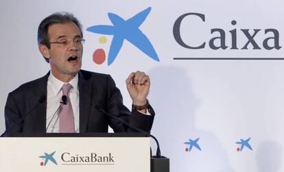 El presidente de CaixaBank, Jordi Gual (derecha).