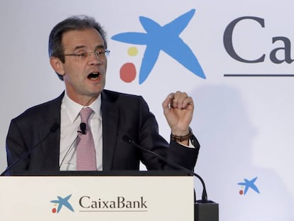 El presidente de CaixaBank, Jordi Gual (derecha).