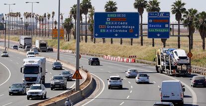 Tráfico en la autovía S-30, a la salida de Sevilla, este lunes.