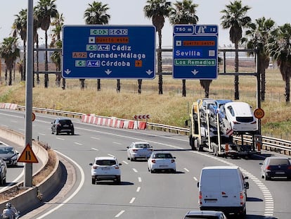 Tráfico en la autovía S-30, a la salida de Sevilla, este lunes.