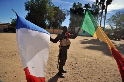 Un soldado malienense ondea las banderas de Francia y Malí en Diabali, tras el avance de las fuerzas conjuntas.