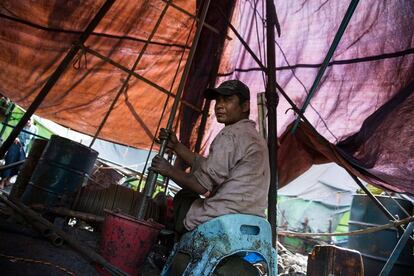 Un trabajador birmano perfora en un yacimiento de petróleo el 11 de agosto de 2015 en Minhla. Además de lo arriesgado que es el negocio en sí, el hecho de que una mano de obra no cualificada esté manejando maquinaria pesada y muy rudimentaria aumenta exponencialmente los riesgos laborales.
