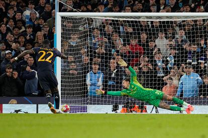 Antonio Rudiger anota ante Ederson, en la tanda de penaltis de los cuartos de final de la Champions League.