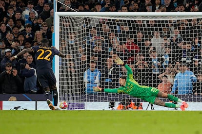 Antonio Rudiger anota ante Ederson, en la tanda de penaltis de los cuartos de final de la Champions League.