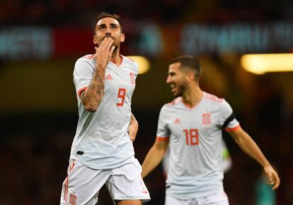 Paco Alcácer celebra su primer gol contra Gales.